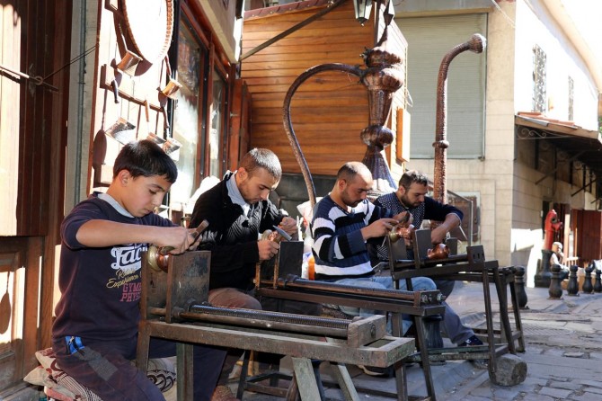 Ata mesleği bakırcılığı devam ettiriyorlar