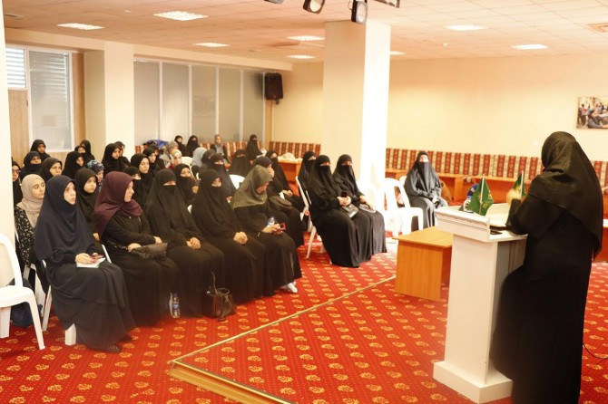 Allah’ın kendilerinden razı olacağı eşler olmalıyız