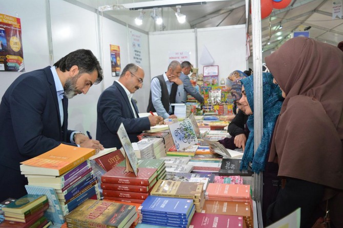 Yazar Baran ve Emiroğlu okurlarıyla buluştu