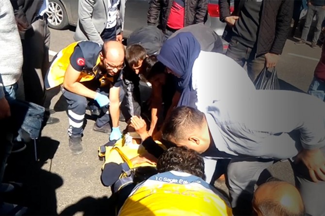 Diyarbakır Bağlar'da otomobilin çarptığı genç yaralandı