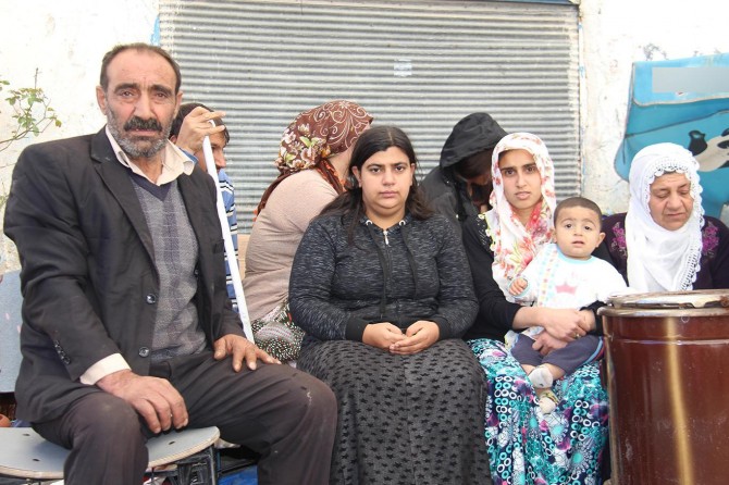 Malbata mexdûrê Sûrê ya ku li kûçê dijî li benda alîkarîyê ye