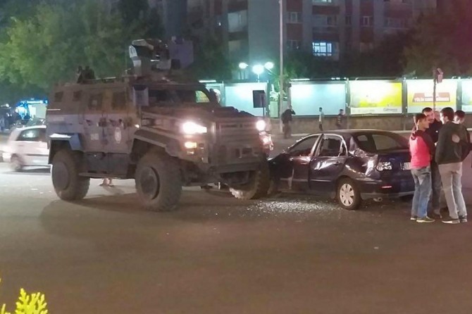 Diyarbakır'da  polis aracı ile otomobil çarpıştı: 2 yaralı