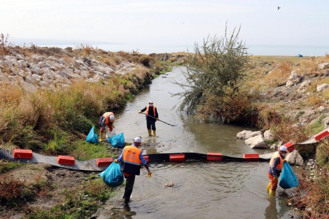 Van Gölü'ne dökülen dereler temizlendi