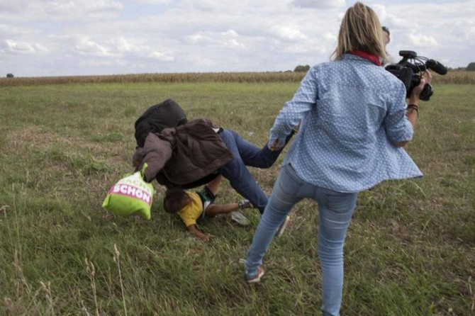 The camerawoman, who kicked refugees, acquitted