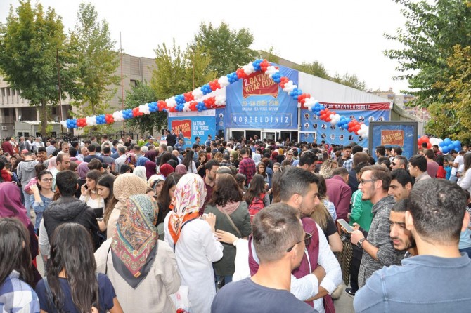 Zamlara rağmen kitap fuarına yoğun ilgi gösterildi
