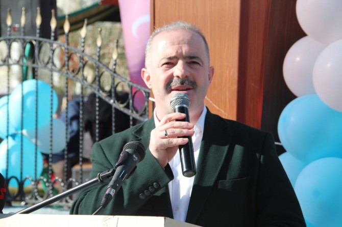 Dünyada yapılacak en büyük hizmet insana ve topluma yapılan hizmettir