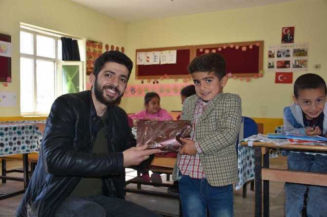Üniversiteli gençler köy çocuklarını sevindirdi