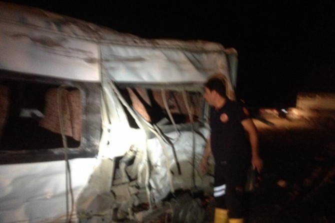 TIR ile minibüs çarpıştı: 3 yaralı