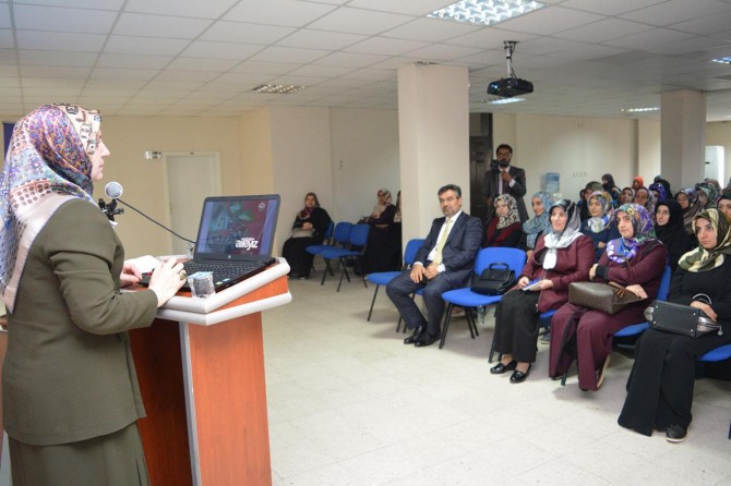 Müftülükten bayan personellerine “Biz Bir Aileyiz” konferansı