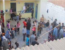 80 Kişi Aynı Evde Yaşıyor