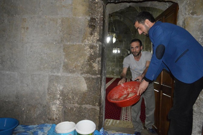 Tarihi camilerin damlama sorunu bitmiyor