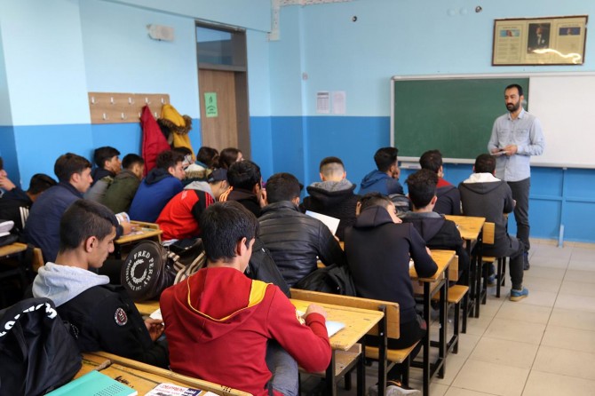 Uzmanlardan öğrencilere deprem eğitimi