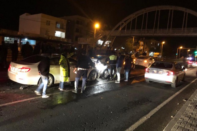 ​Diyarbakır'da 4 aracın karıştığı zincirleme kazada 3 kişi yaralandı
