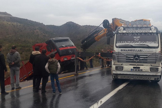 Bitlis-Diyarbakır Karayolu'nda yağışlar kazaları da beraberinde getirdi