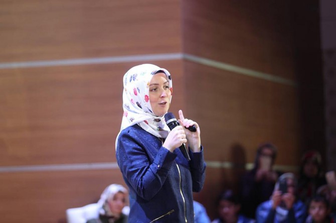 İnsani özelliklerini kaybetmemiş nesiller yetiştirmeye özen göstermeliyiz