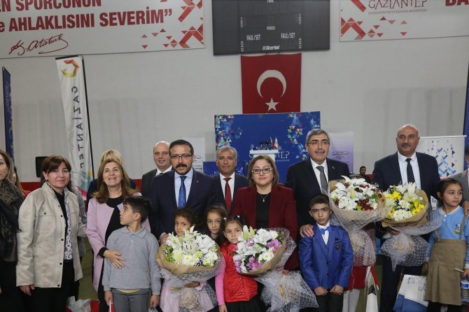 Gaziantep’te binlerce öğrenciye kıyafet yardımı yapıldı