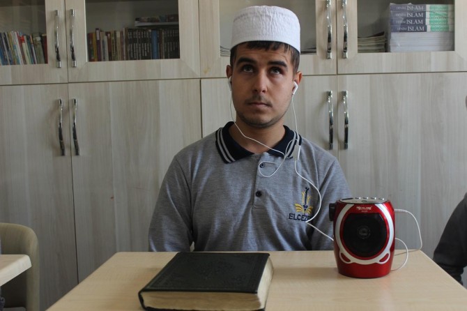 Visually impaired teenager memorizes Qur'an