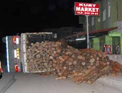 Cizre'de sıvı yağ yüklü kamyon kontrolden çıkarak devrildi