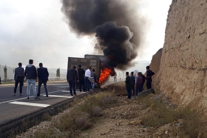 Mardin-Diyarbakır Karayolunda seyir halindeki kamyon alev aldı
