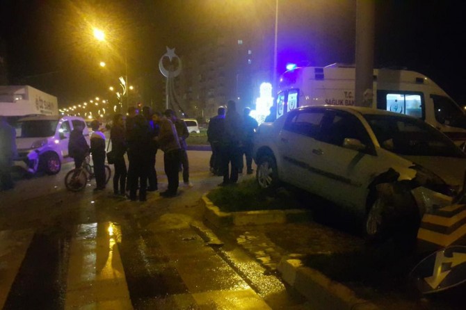 İki aracın karıştığı kazada sürücüler yara almadan kurtuldu