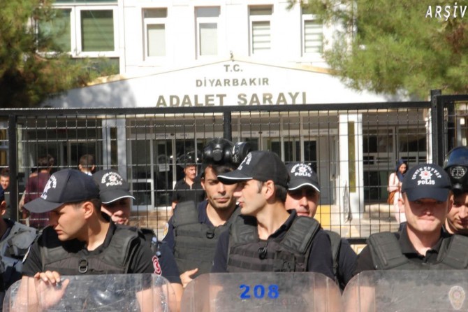 Diyarbakır adliyesi önünde silahlı kavga: 1nölü, 1 yaralı