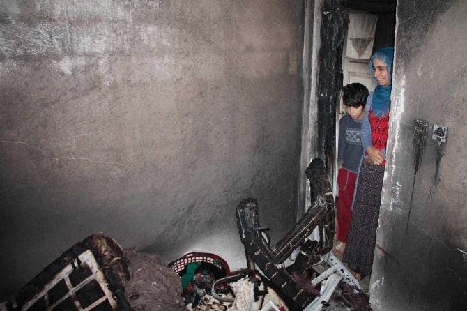 Evi yanan 5 çocuklu anne yardım bekliyor