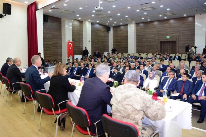 Gaziantep valisi muhtarlarla bir araya geldi