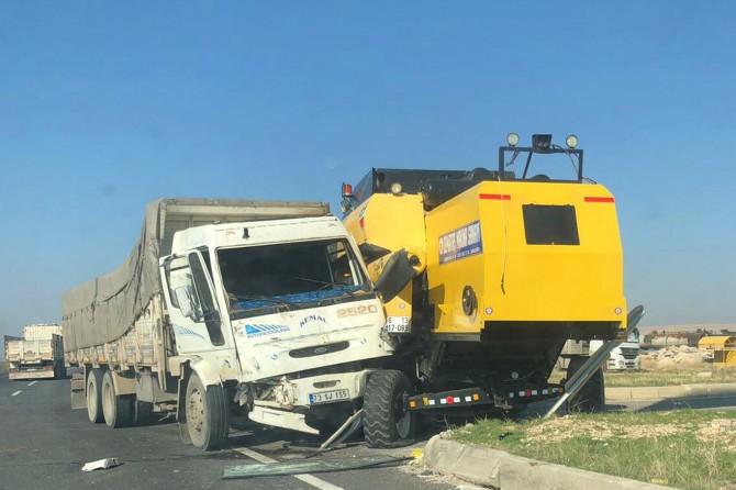 Mardin Nusaybin'de biçerdöver ile kamyon çarpıştı