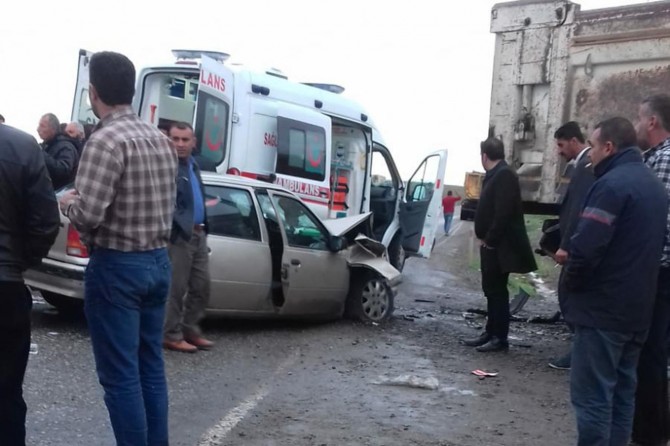 Batman-Hasankeyf Karayolunda otomobil ile kamyon çarpıştı: 4 yaralı
