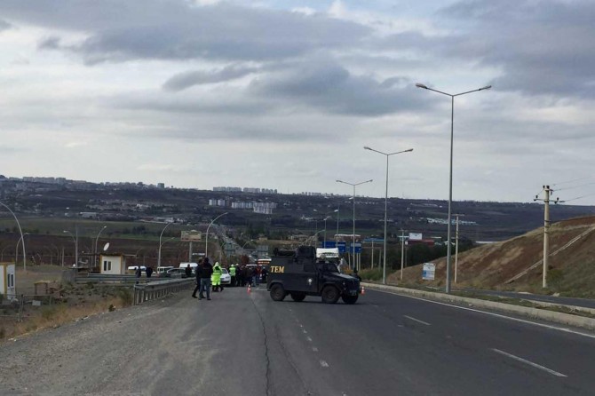 ​Diyarbakır-Silvan Karayoluki şüpheli araç fünye ile patlatıldı
