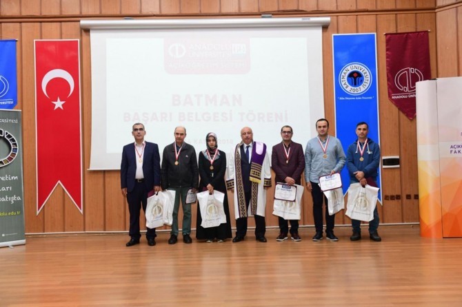 Batman’da üniversite öğrencilerine başarı belgesi verildi