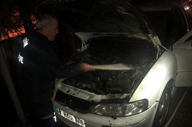 Park halindeki araç alev aldı