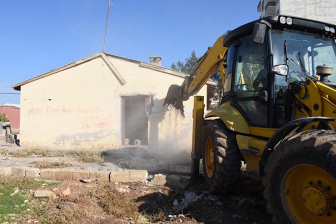 Hilvan'daki metruk yapılar yıkıldı