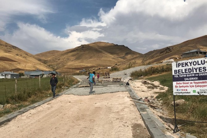 ​İpekyolu Belediyesi kırsal mahallelere kilitli taş döşüyor