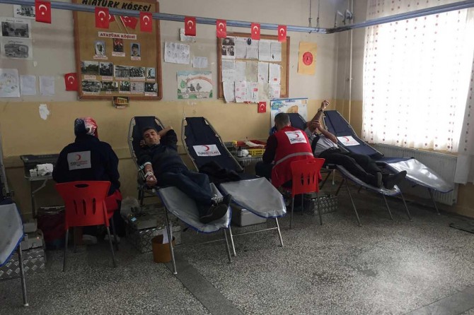 Batman'da öğretmen ve velilerden anlamlı bağış