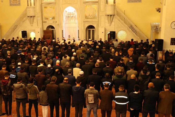 Gaziantepliler Mevlid Kandili'nde camilere akın etti