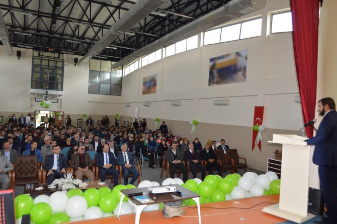 Bugün gençler sosyal medya tuzağıyla karşı karşıya