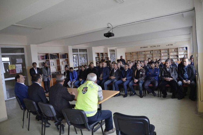 Bitlis Mutki'de okul servis sürücülerine seminer verildi