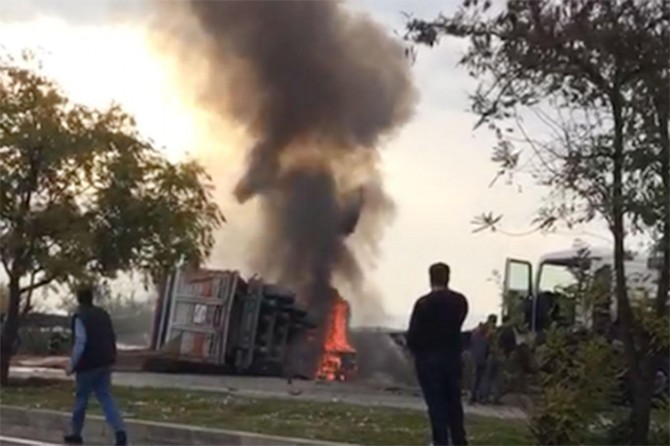 Kaza yapan kamyon alev aldı