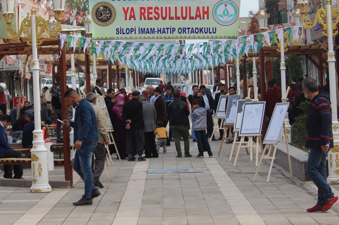 Öğrencilerin haftalarca çalıştığı etkinlik: Çizgilerle 40 Hadis sergisi
