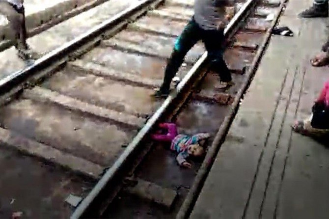 Bebeka ku trên ji ser re derbas bû bi şikleke mucîzevî xelas bû