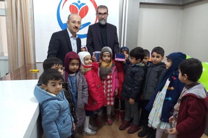 Yetimleri unutmayan çocuklar ödüllendirildi