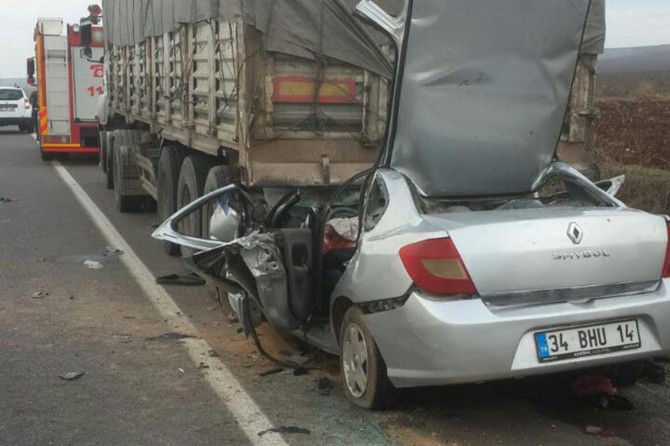 Otomobîl li TIRa ku li kevîya rê sekinîbû qelibî: 4 mirî