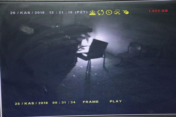 Markette yapılan hırsızlık güvenlik kameralara yansıdı