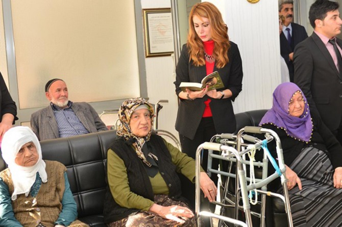 Öğretmenler huzurevinde yaşlılara kitap okudu