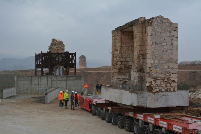 Tarihi Eyyubi Camii’nin kapı kısmı taşındı