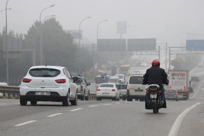Yoğun sis ulaşımda aksamaya neden oldu