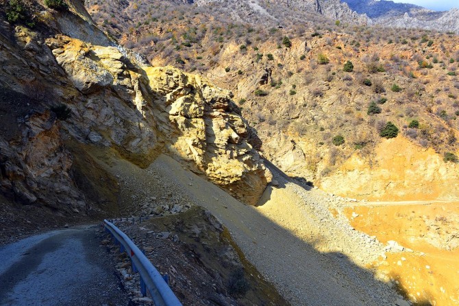 Heyelan nedeniyle kapanan yollar açıldı