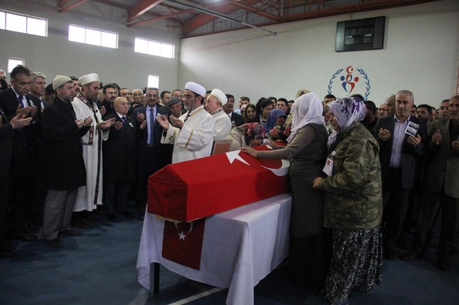 ​Hayatını kaybeden asker ağıtlarla toprağa verildi