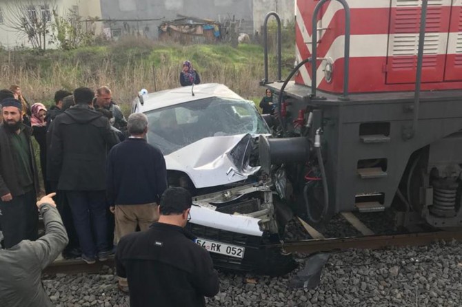 Tren kamyonete çarptı: 2 yaralı